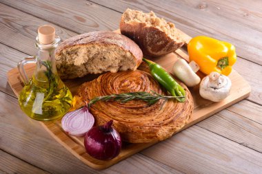 kırık ekmek zeytin yağı ve sebze yanında yönetim kurulu