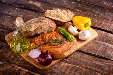 kırık ekmek zeytin yağı ve sebze yanında yönetim kurulu