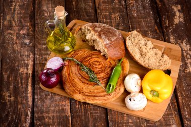 kırık ekmek zeytin yağı ve sebze yanında yönetim kurulu