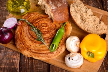 kırık ekmek zeytin yağı ve sebze yanında yönetim kurulu