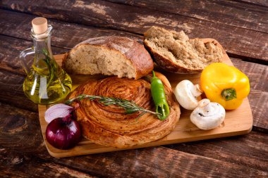 kırık ekmek zeytin yağı ve sebze yanında yönetim kurulu