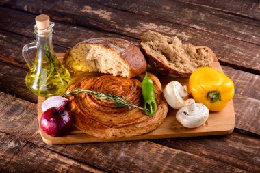 kırık ekmek zeytin yağı ve sebze yanında yönetim kurulu