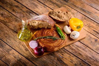 kırık ekmek zeytin yağı ve sebze yanında yönetim kurulu