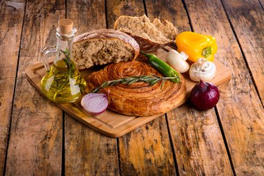 kırık ekmek zeytin yağı ve sebze yanında yönetim kurulu