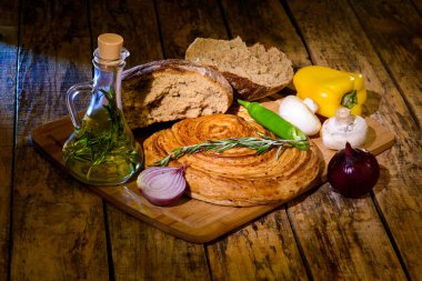 kırık ekmek zeytin yağı ve sebze yanında yönetim kurulu