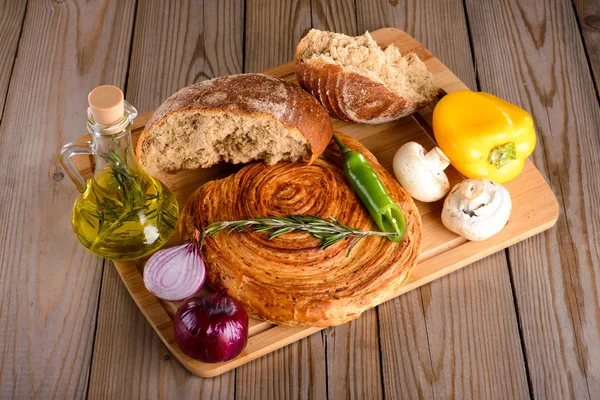 kırık ekmek zeytin yağı ve sebze yanında yönetim kurulu