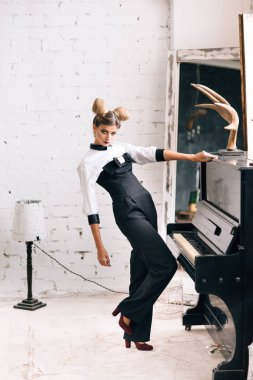 güzel zerafet Bayan şık bir takım elbise esmer mutlu yüz