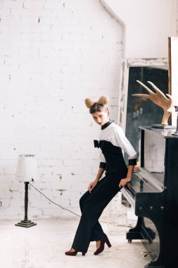 güzel zerafet Bayan şık bir takım elbise esmer mutlu yüz