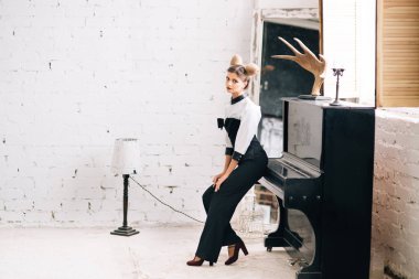 güzel zerafet Bayan şık bir takım elbise esmer mutlu yüz