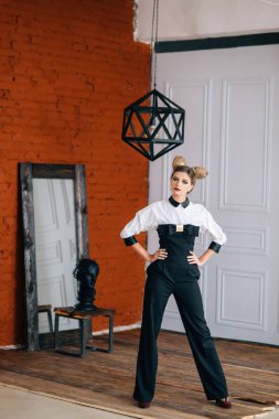 Siyah pantolon, beyaz gömlek şık genç kadın. bir iş kadını portresi.