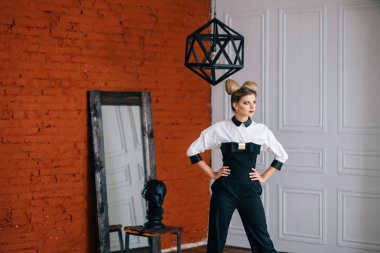 güzel zerafet Bayan şık bir takım elbise esmer mutlu yüz