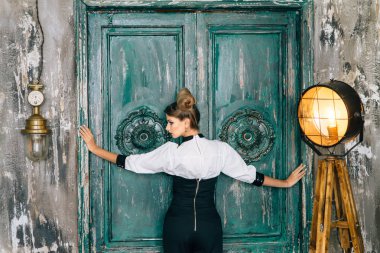 güzel zerafet Bayan şık bir takım elbise esmer mutlu yüz