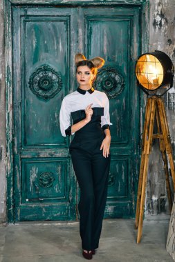 Siyah pantolon, beyaz gömlek şık genç kadın. bir iş kadını portresi.