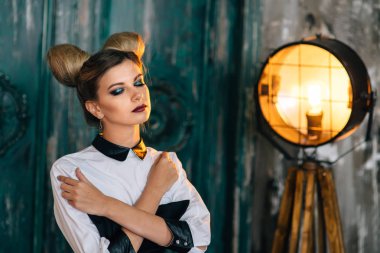 Siyah pantolon, beyaz gömlek şık genç kadın. bir iş kadını portresi.