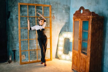 güzel zerafet Bayan şık bir takım elbise esmer mutlu yüz