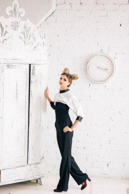 güzel zerafet Bayan şık bir takım elbise esmer mutlu yüz