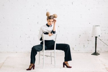 güzel zerafet Bayan şık bir takım elbise esmer mutlu yüz