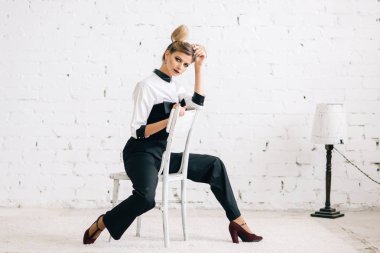 güzel zerafet Bayan şık bir takım elbise esmer mutlu yüz