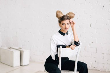 güzel zerafet Bayan şık bir takım elbise esmer mutlu yüz