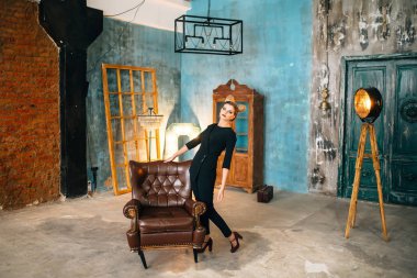 güzel zerafet Bayan şık bir takım elbise esmer mutlu yüz