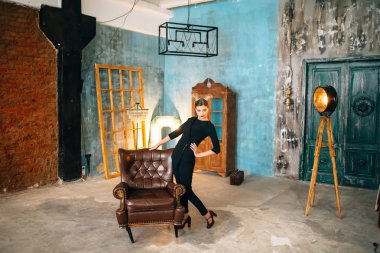 Göz alıcı bir sarışın kadın moda vurdu. Başarılı kadın.