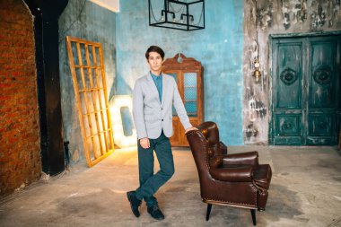 Gri ceket ve Mavi pantolon yakışıklı bir adam portresi