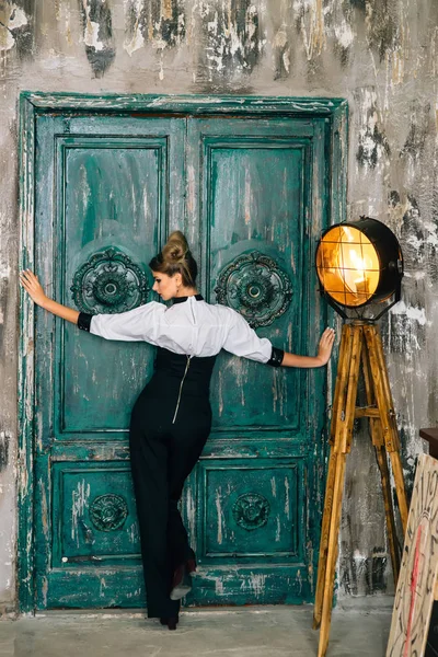 güzel zerafet Bayan şık bir takım elbise esmer mutlu yüz