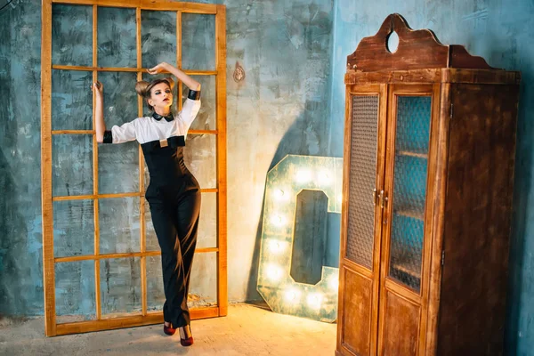 Siyah pantolon, beyaz gömlek şık genç kadın. bir iş kadını portresi.