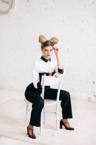 Mujer joven con estilo en pantalones negros, camisa blanca. retrato de una mujer de negocios . — Foto de Stock