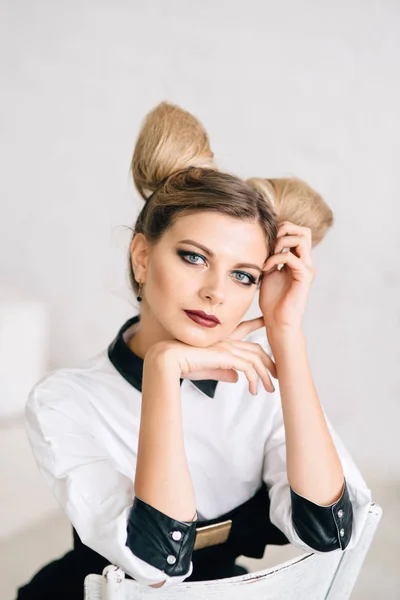 Jovem elegante em calças pretas, camisa branca. retrato de uma senhora de negócios . — Fotografia de Stock