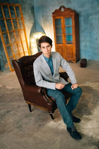 Retrato de un hombre guapo con chaqueta gris y pantalones azules —  Fotos de Stock