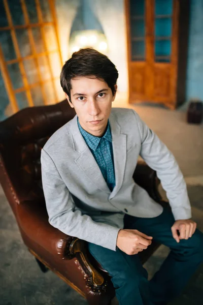 Retrato de un hombre guapo con chaqueta gris y pantalones azules —  Fotos de Stock