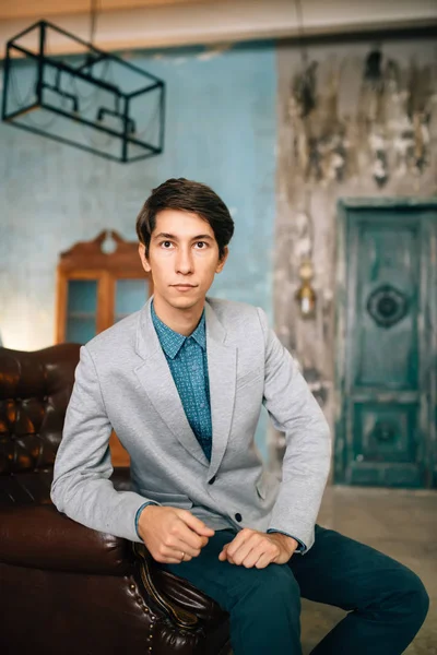 Retrato de un hombre guapo con chaqueta gris y pantalones azules —  Fotos de Stock