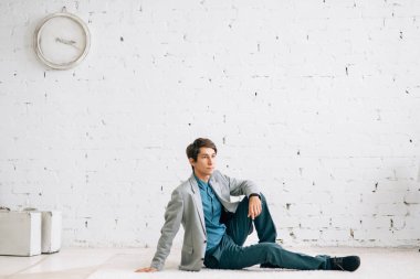 Şık bir gri blazer genç yakışıklı adam