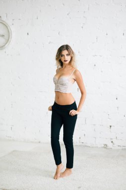 Sutyen ve siyah pantolon güzel sarışın kadın portresi