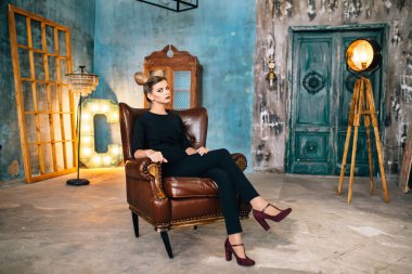 Göz alıcı bir sarışın kadın moda vurdu. Başarılı kadın.