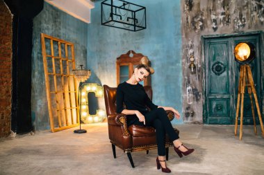 Seksi utangaç kadın modeli esmer saç takım elbise giymiş bir stüdyoda poz çarpıcı