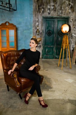 güzel zerafet Bayan şık bir takım elbise esmer mutlu yüz