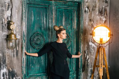 Göz alıcı bir sarışın kadın moda vurdu. Başarılı kadın.