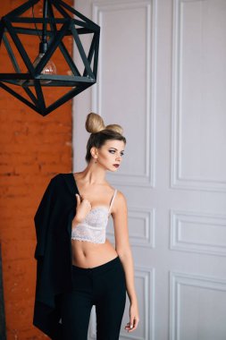 güzel zerafet Bayan şık bir takım elbise esmer mutlu yüz