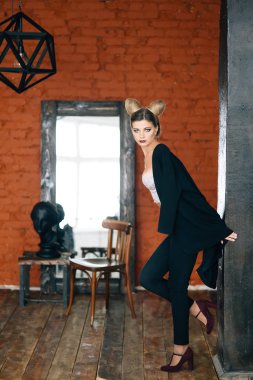 güzel zerafet Bayan şık bir takım elbise esmer mutlu yüz