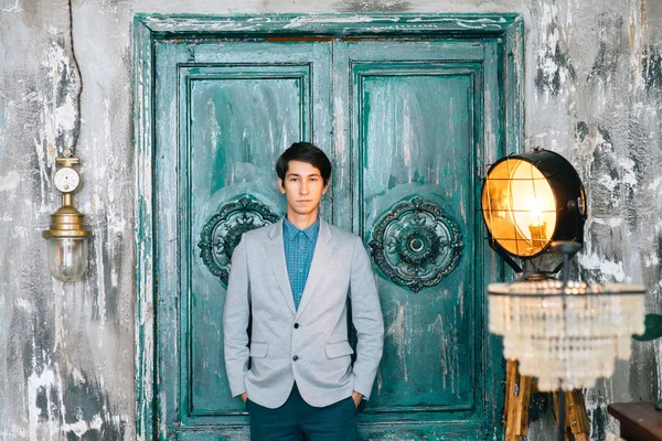 Joven hombre guapo en una elegante chaqueta gris —  Fotos de Stock