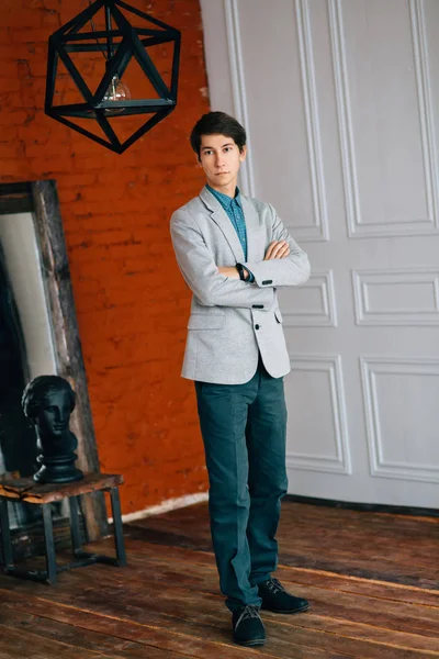 Joven hombre guapo en una elegante chaqueta gris —  Fotos de Stock