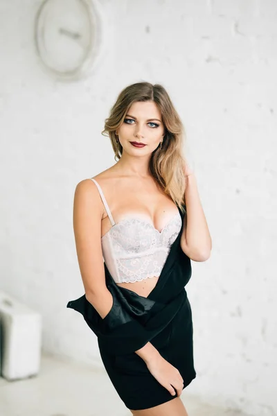 Sensuell vacker kvinna poserar i sexiga underkläder — Stockfoto