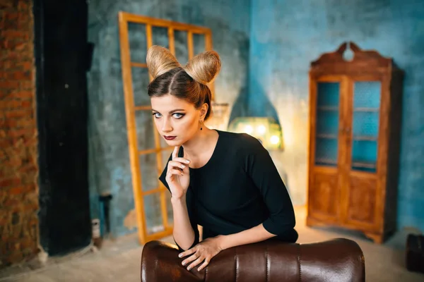 Bela elegância senhora morena feliz rosto em um terno elegante — Fotografia de Stock