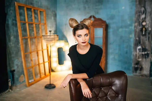 Impressionante sexy tímido modelo feminino morena cabelo posando em um estúdio vestindo terno — Fotografia de Stock