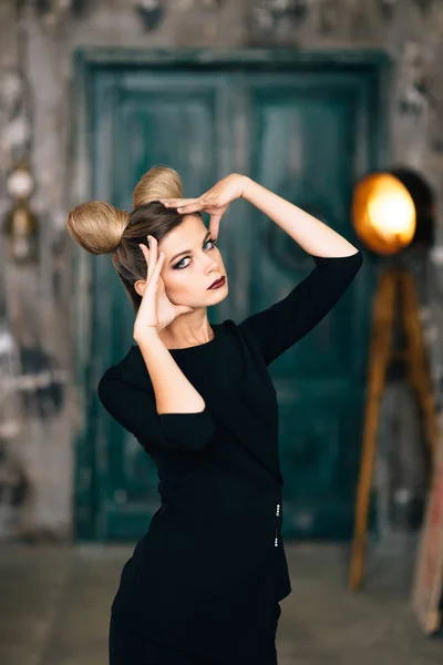 Impressionante sexy tímido modelo feminino morena cabelo posando em um estúdio vestindo terno — Fotografia de Stock