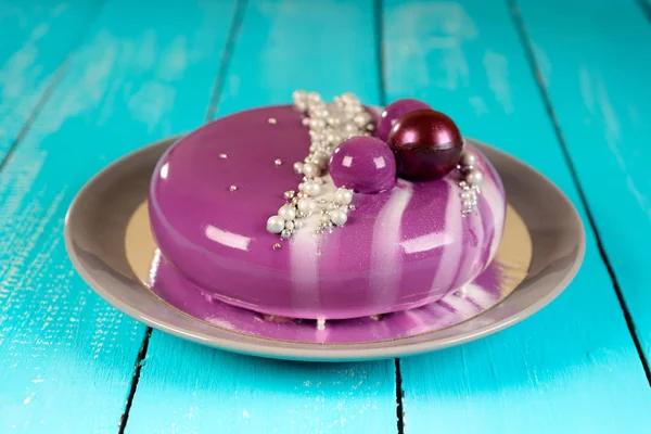 Purple mousse cake with mirror glaze blackberries — Stock Photo, Image