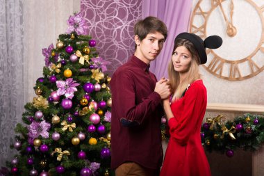 Güzel çift Noel ağacı üzerinde