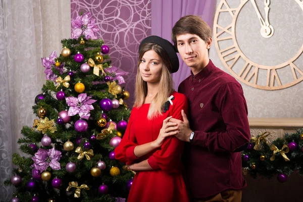 Belo casal jovem e em torno da árvore de Natal no ano novo — Fotografia de Stock